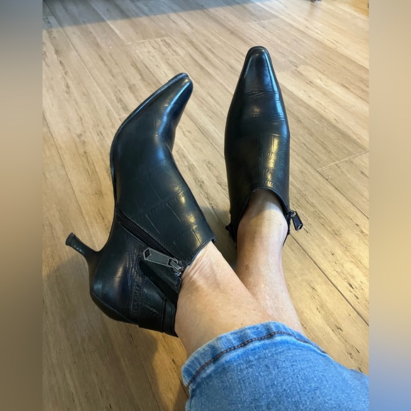 Donald J Pliner kitten heel pointed toe textured leather black ankle boots 8 - Picture 1 of 9